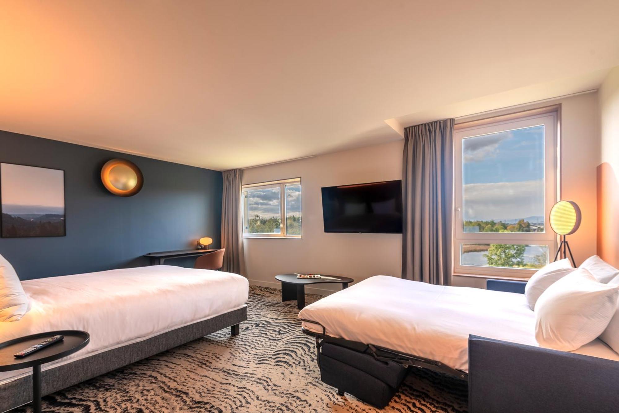 Doubletree By Hilton Lyon Eurexpo & Spa Saint-Priest  Buitenkant foto