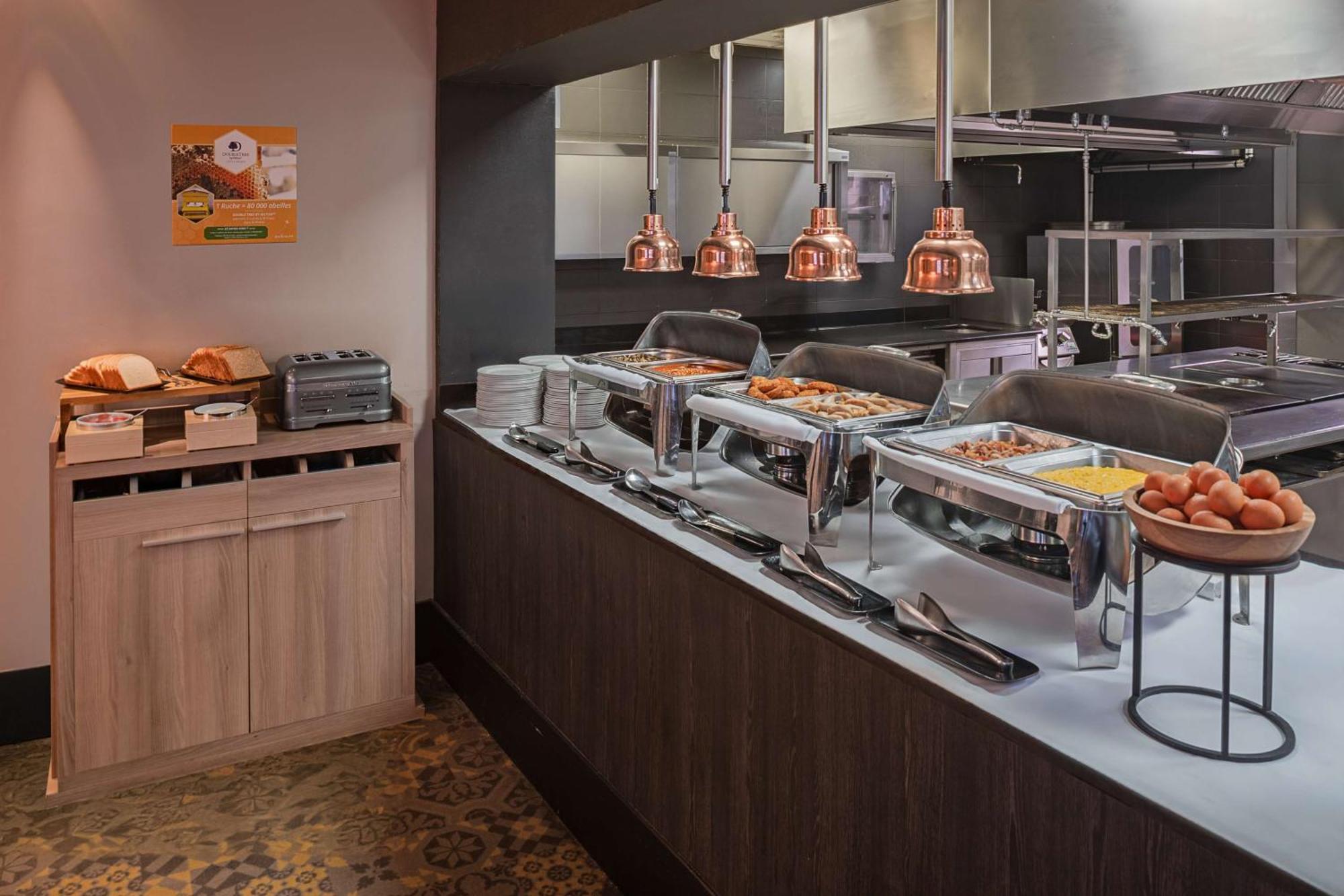 Doubletree By Hilton Lyon Eurexpo & Spa Saint-Priest  Buitenkant foto
