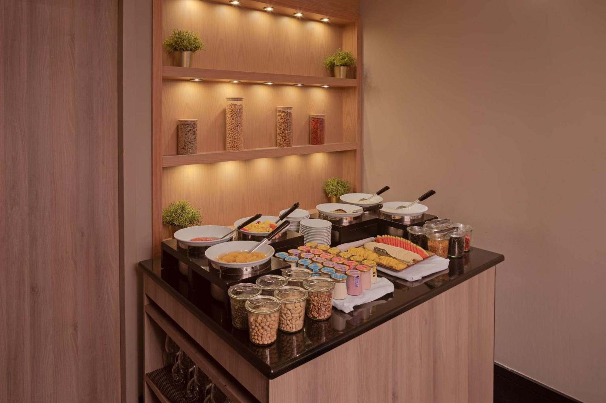 Doubletree By Hilton Lyon Eurexpo & Spa Saint-Priest  Buitenkant foto