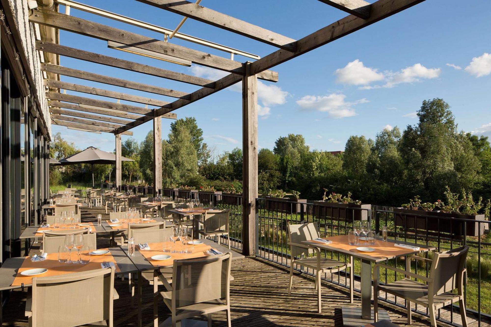 Doubletree By Hilton Lyon Eurexpo & Spa Saint-Priest  Buitenkant foto