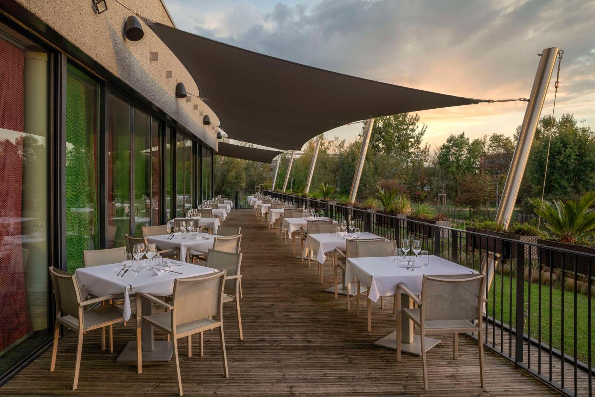 Doubletree By Hilton Lyon Eurexpo & Spa Saint-Priest  Buitenkant foto