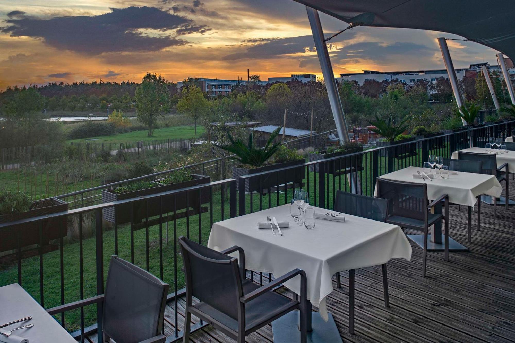 Doubletree By Hilton Lyon Eurexpo & Spa Saint-Priest  Buitenkant foto