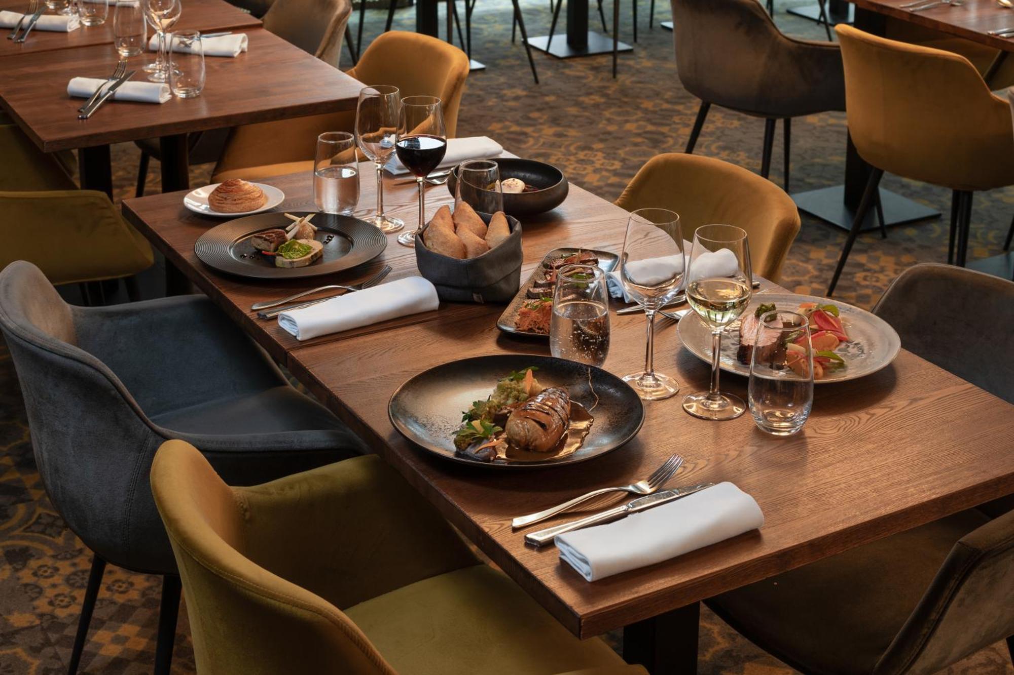 Doubletree By Hilton Lyon Eurexpo & Spa Saint-Priest  Buitenkant foto