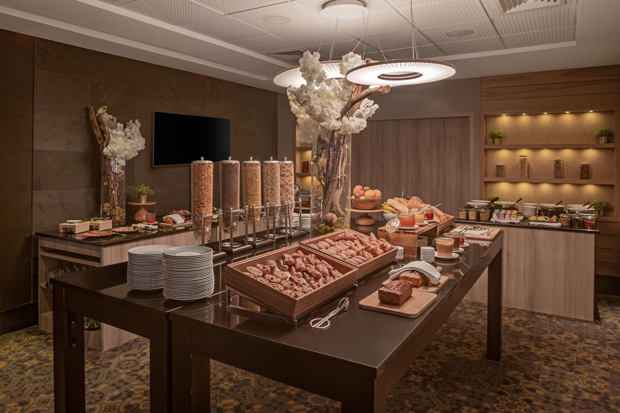 Doubletree By Hilton Lyon Eurexpo & Spa Saint-Priest  Buitenkant foto
